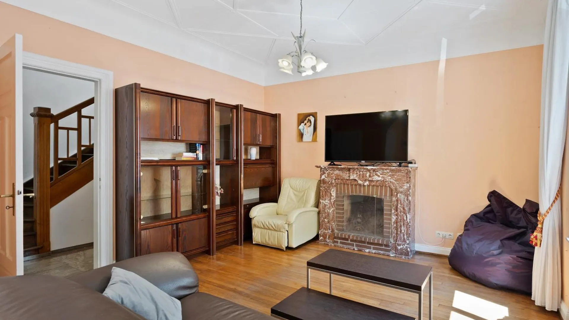 Charming 3-Br Townhome Near Luxembourg City Center شقة
